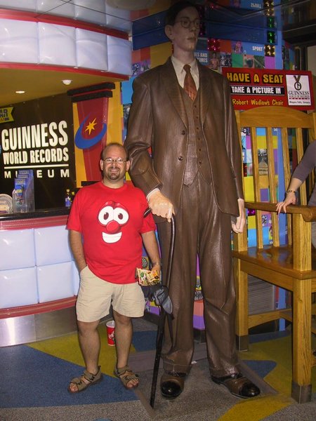 08 - In Niagara Falls by the tallest man in the world - Sep 2003.JPG