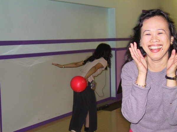 79 - Please notice the profesional detail... Bowling with a walkman!!!.JPG